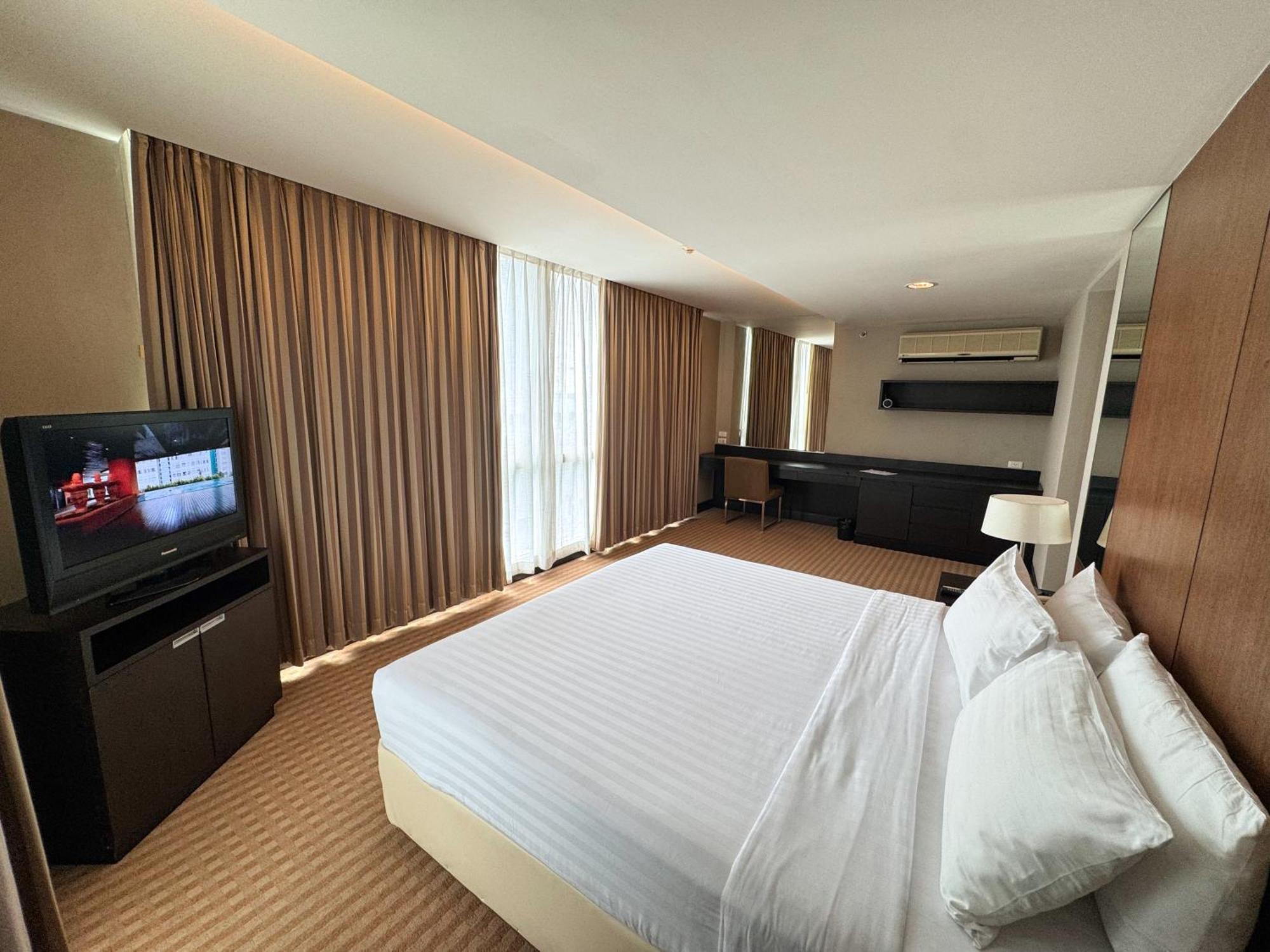 The Narathiwas Hotel & Residence Sathorn Bangkok Exterior foto