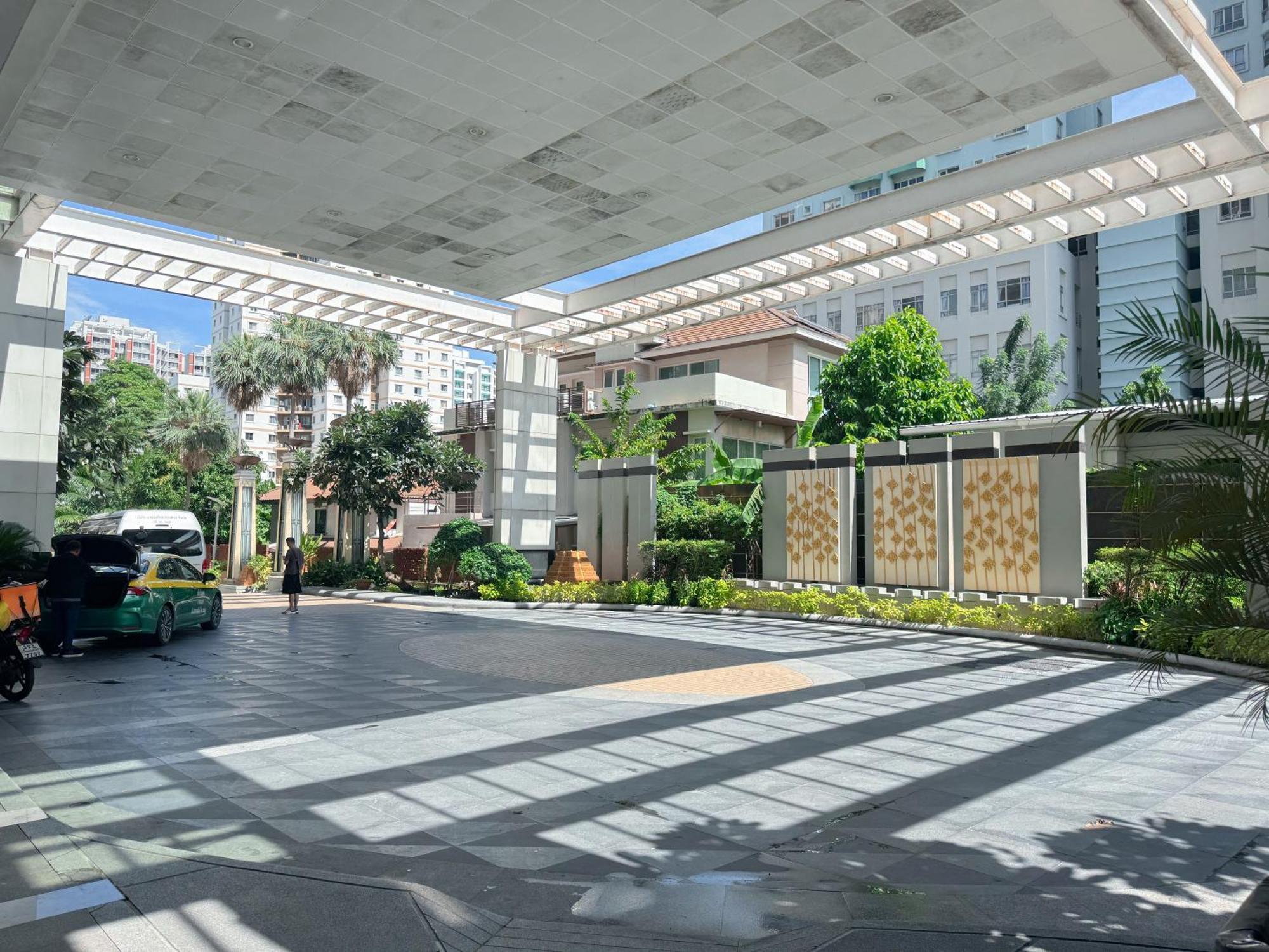 The Narathiwas Hotel & Residence Sathorn Bangkok Exterior foto